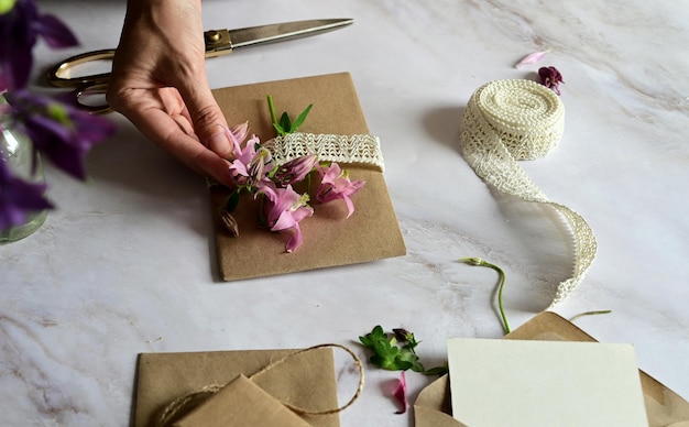 Ręcznie wykonany haftowany prezent